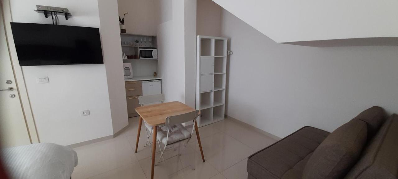 Regina'S Place Or Akiva 外观 照片