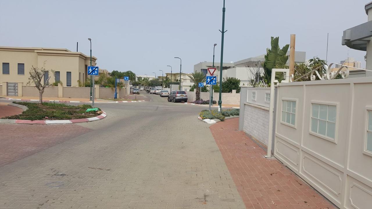 Regina'S Place Or Akiva 外观 照片