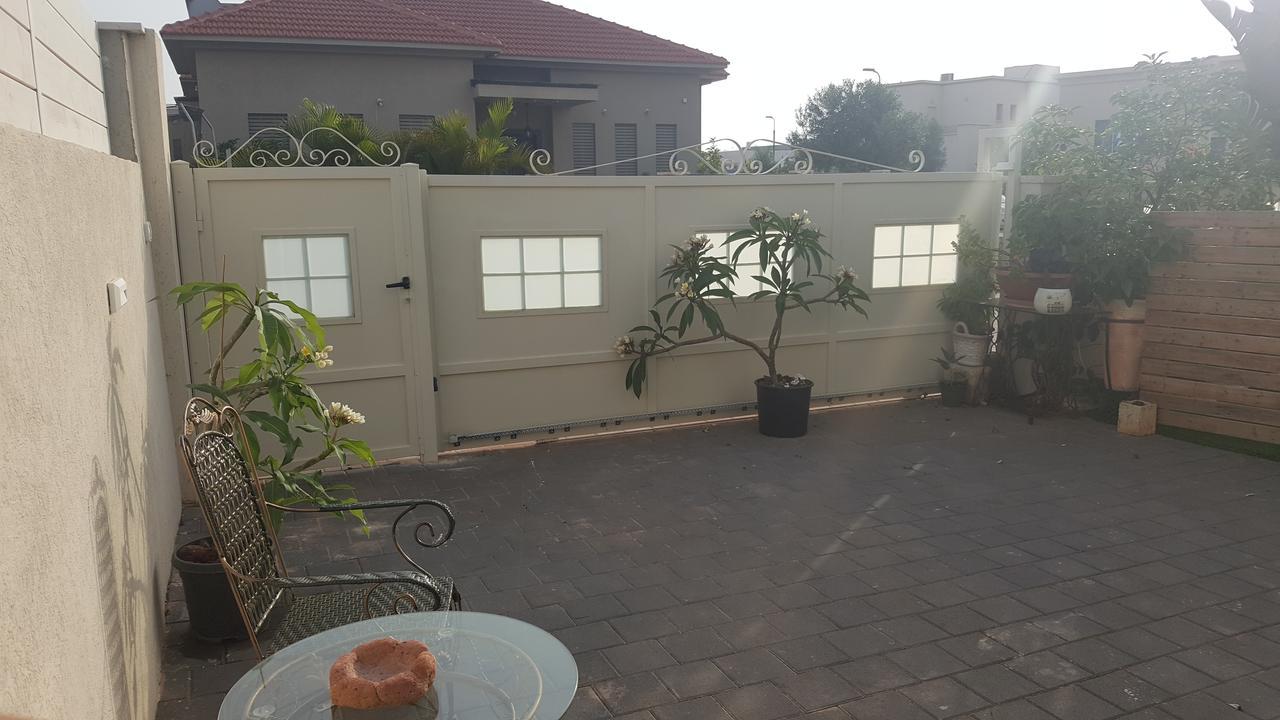Regina'S Place Or Akiva 外观 照片